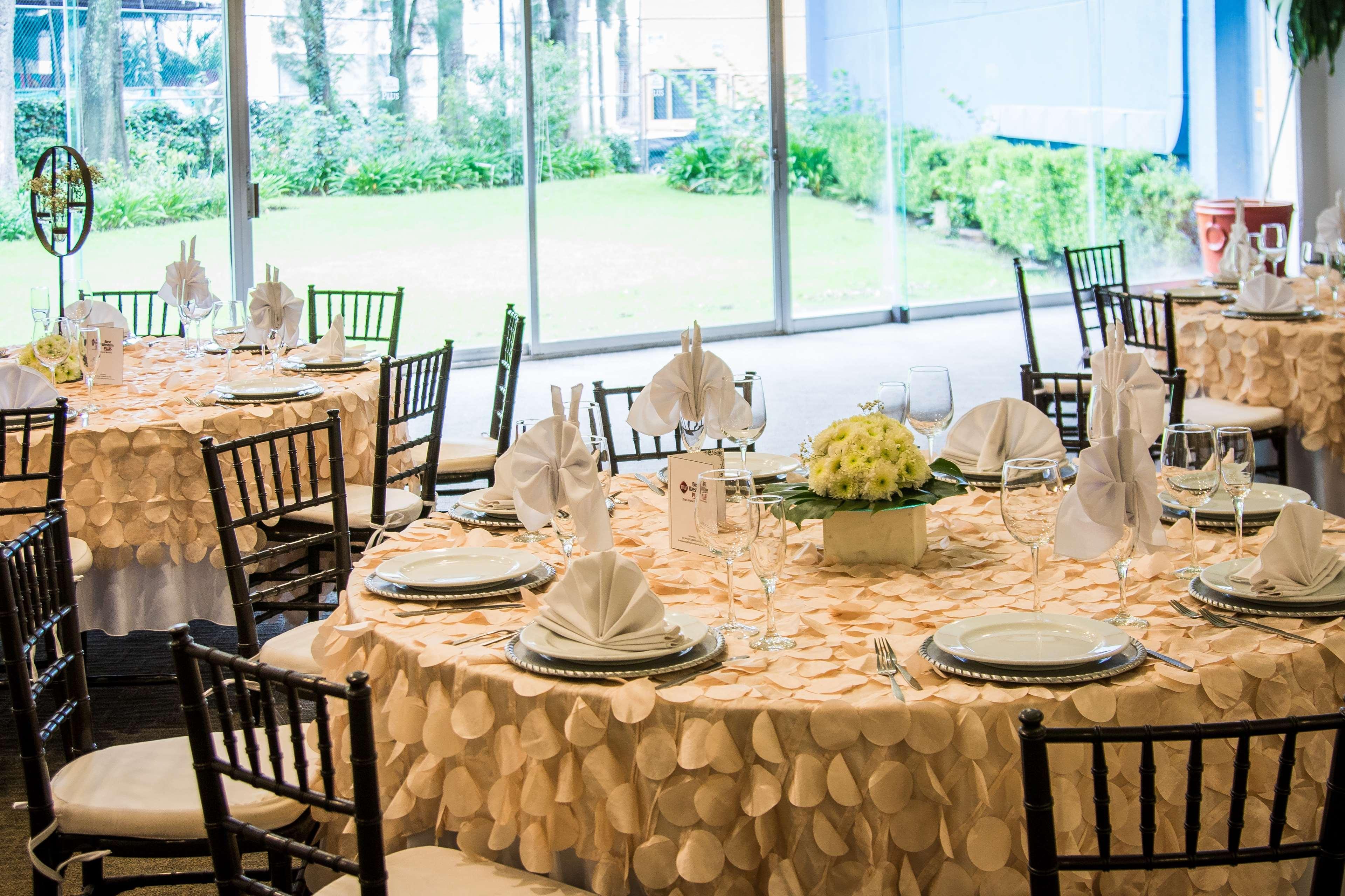 Grand Cantalagua Hotel Morelia, BW Signature Collection Exteriér fotografie A table set for a formal dinner