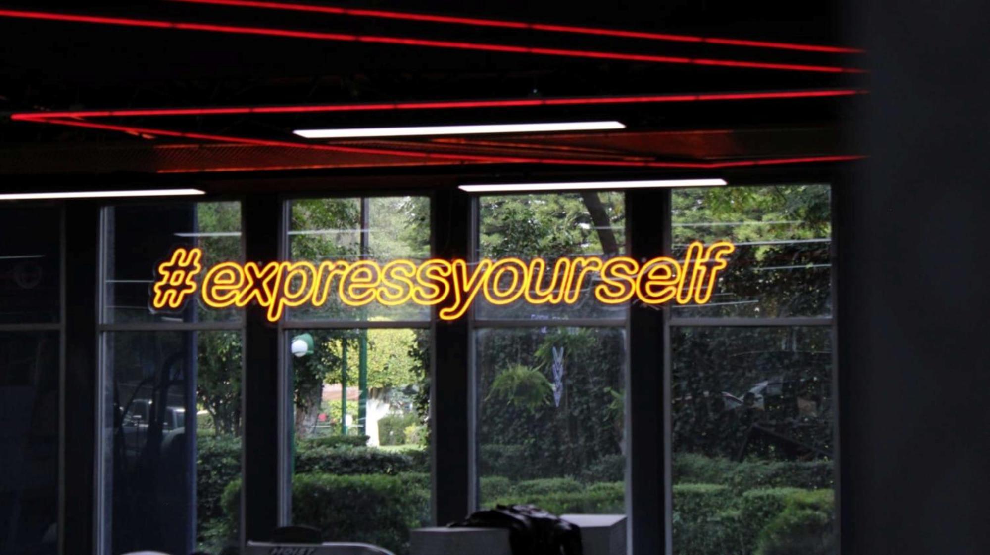 Grand Cantalagua Hotel Morelia, BW Signature Collection Exteriér fotografie #expressyourself neon sign at the 2013 MTV Video Music Awards